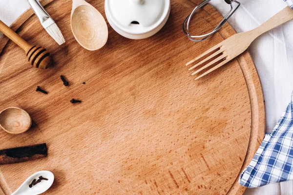 mutfak gereçleri, ahşap yuvarlak kurulu ve ekose peçete