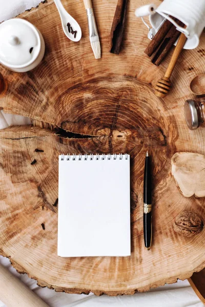 mutfak eşyaları, defter ve kalem  