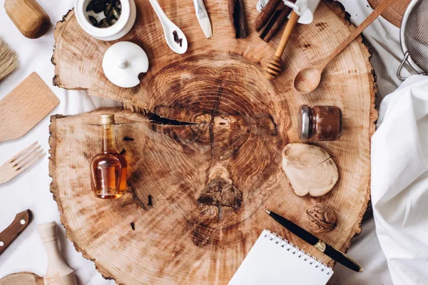 mutfak eşyaları, defter ve kalem  