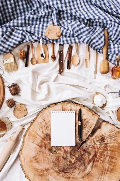 Utensilios de cocina, cuaderno y lápiz —  Fotos de Stock