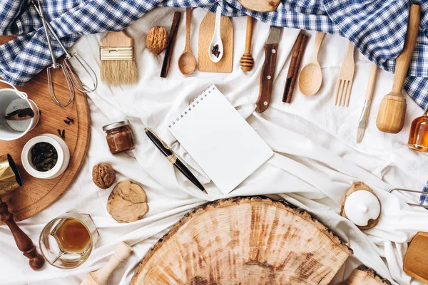 Utensilios de cocina, cuaderno y lápiz —  Fotos de Stock