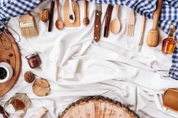 Utensilios de cocina en servilleta blanca —  Fotos de Stock