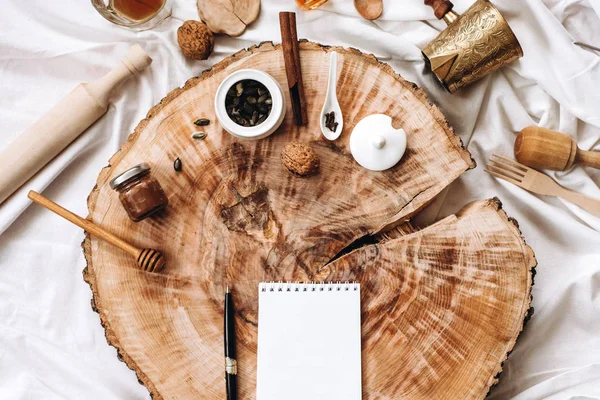 mutfak eşyaları, defter ve kalem  