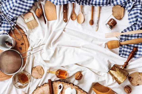 Utensilios de cocina en servilleta blanca —  Fotos de Stock