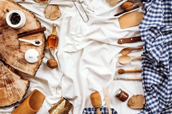 Utensilios de cocina en servilleta blanca —  Fotos de Stock