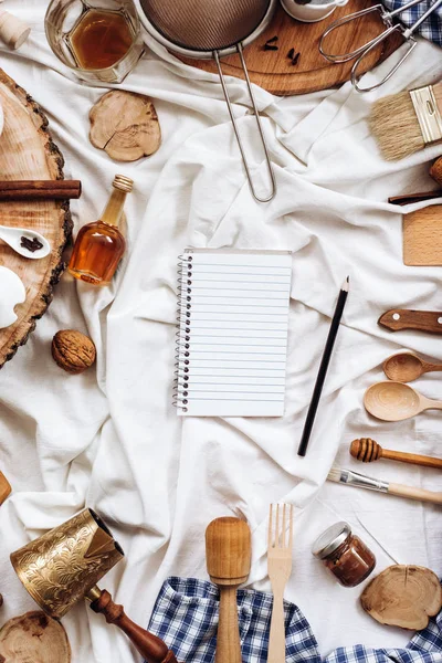 mutfak eşyaları, not defteri ve kalem