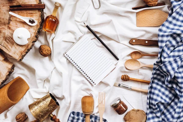 mutfak eşyaları, not defteri ve kalem