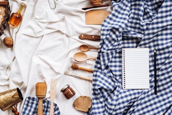 mutfak eşyaları, not defteri ve kalem