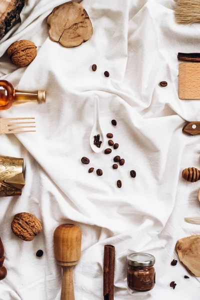 kahve çekirdekleri beyaz peçete üzerinde