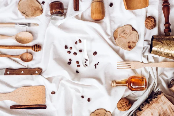 kahve çekirdekleri beyaz peçete üzerinde