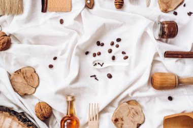 kahve çekirdekleri beyaz peçete üzerinde