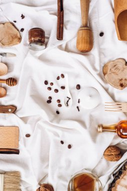 kahve çekirdekleri beyaz peçete üzerinde