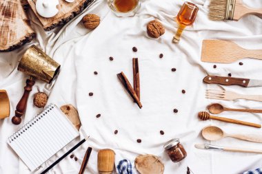 tarçın ve kahve çekirdekleri yapılmış saat