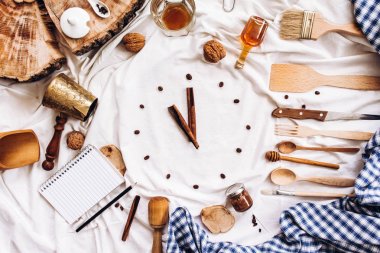 tarçın ve kahve çekirdekleri yapılmış saat