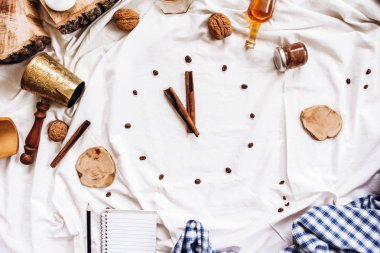 tarçın ve kahve çekirdekleri yapılmış saat