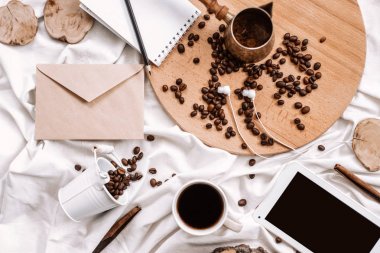 kahve çekirdekleri ahşap güdük üzerinde 