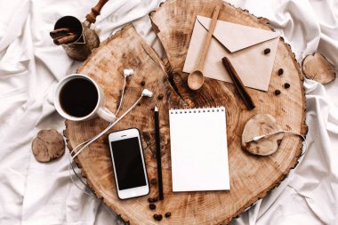 akıllı telefon, boş defter, zarf