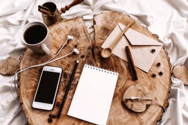 akıllı telefon, boş defter, zarf