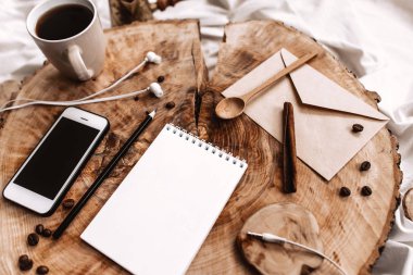 akıllı telefon, boş defter, zarf