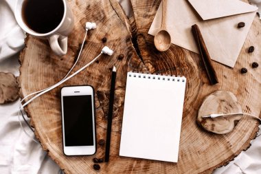 akıllı telefon, boş defter, zarf