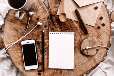 akıllı telefon, boş defter, zarf