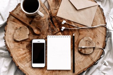 akıllı telefon, boş defter, zarf