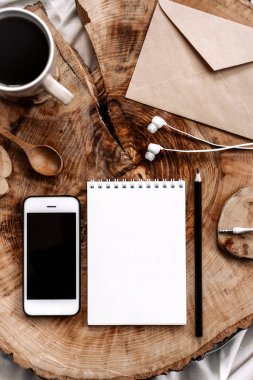 akıllı telefon, boş defter, zarf