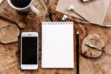 akıllı telefon, boş defter, zarf