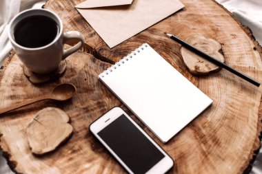 akıllı telefon, boş defter, zarf