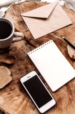 akıllı telefon, boş defter, zarf