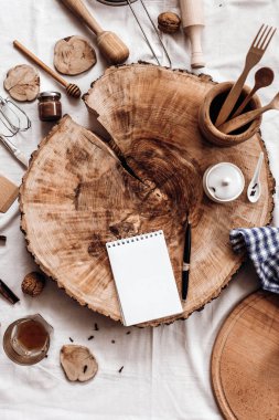 mutfak eşyaları, defter ve kalem