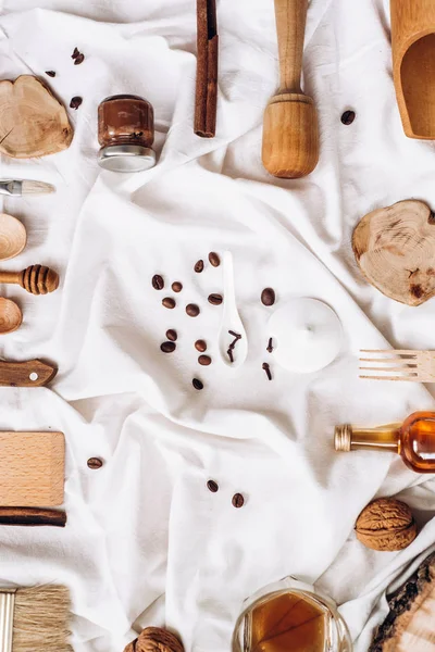 kahve çekirdekleri beyaz peçete üzerinde