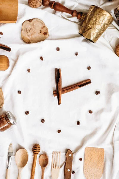 Годинник з паличок кориці та кавових зерен — стокове фото