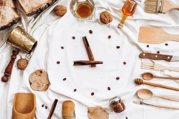 Reloj hecho de palitos de canela y granos de café —  Fotos de Stock