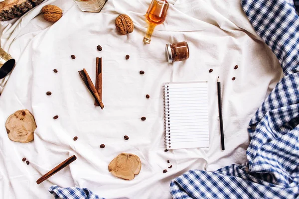 Reloj hecho de palitos de canela y granos de café —  Fotos de Stock