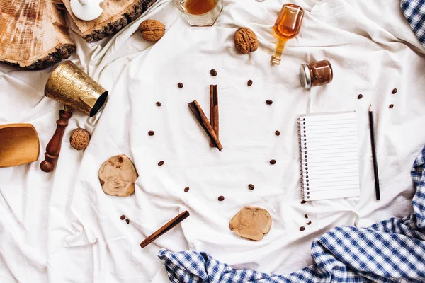 Tarçın ve kahve çekirdekleri yapılmış saat — Stok fotoğraf