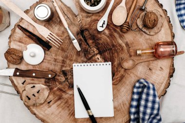 mutfak eşyaları, defter ve kalem