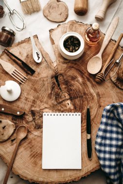 mutfak eşyaları, defter ve kalem