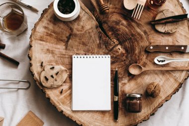 mutfak eşyaları, defter ve kalem