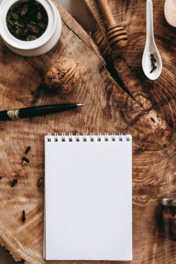 mutfak eşyaları, defter ve kalem