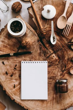 mutfak eşyaları, defter ve kalem