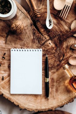 mutfak eşyaları, defter ve kalem