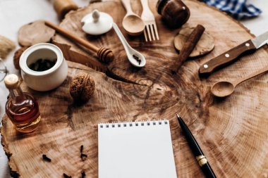 mutfak eşyaları, defter ve kalem