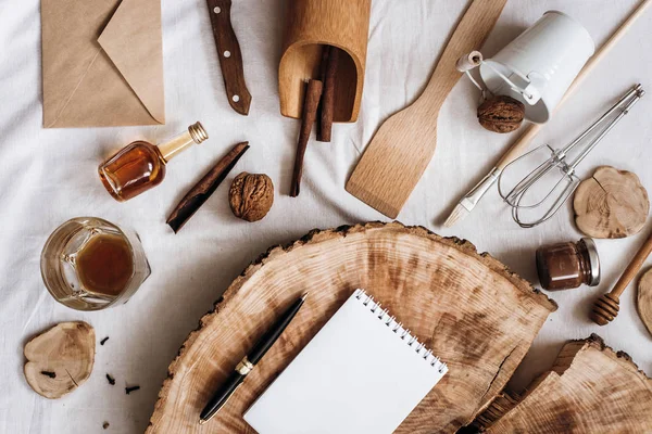 mutfak eşyaları, defter ve kalem