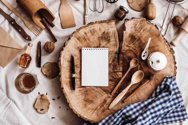 Küchenutensilien, Notizbuch und Stift — Stockfoto