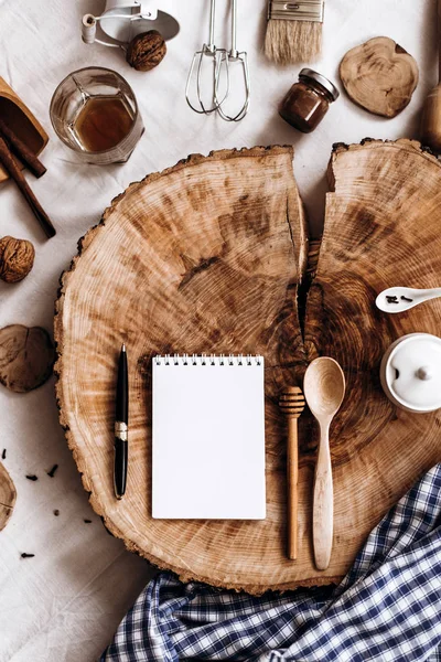 Keukengerei, notebook en pen — Stockfoto