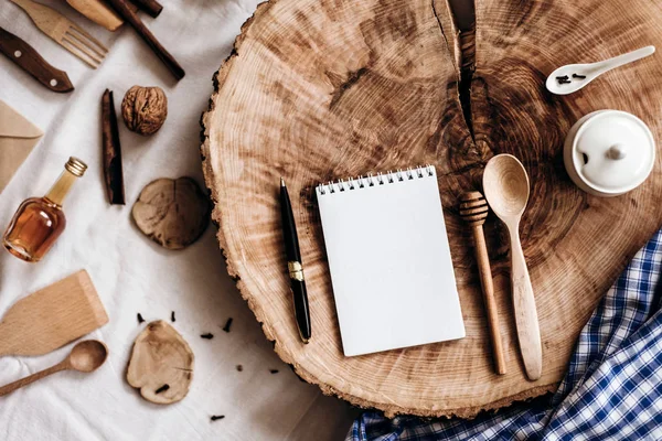 Кухонная утварь, ноутбук и ручка — стоковое фото