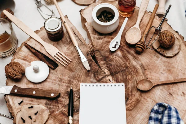 Кухонне начиння, блокнот і ручка — стокове фото