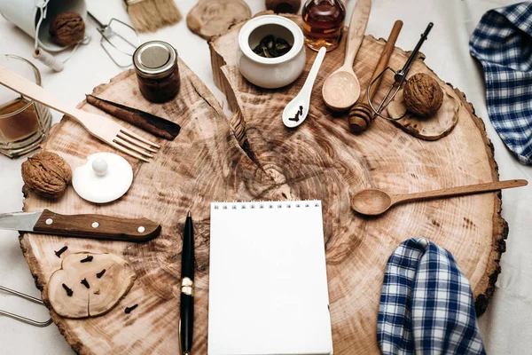 Utensilios de cocina, cuaderno y pluma —  Fotos de Stock