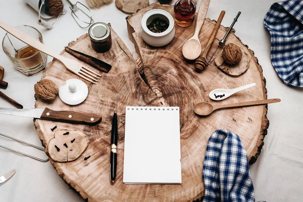 mutfak eşyaları, defter ve kalem